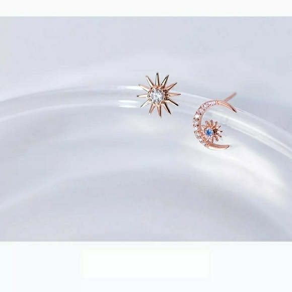 🆕 Rose Gold Plated Moon/Sun Stud Earrings - Picture 4 of 4